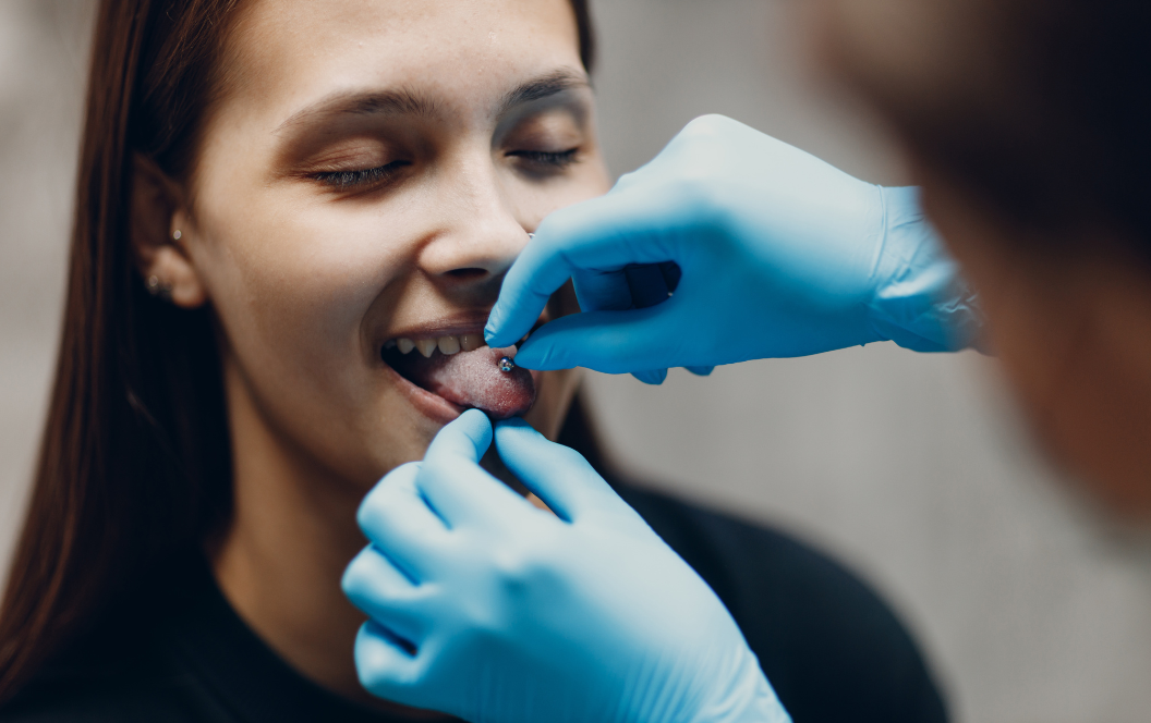 réalisation d'un piercing langue